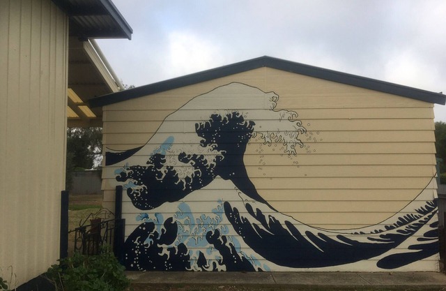 Cosy Beach house within walking distance of beach, shops, park and tavern.