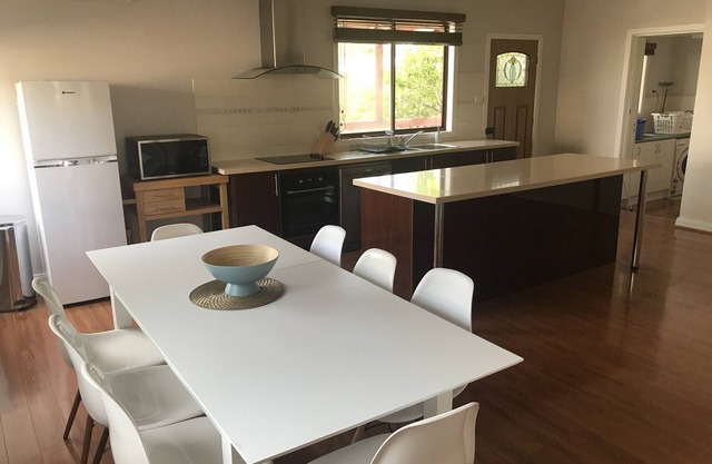 Cosy beachside cottage a short walk to the beautiful Coronet Bay beach