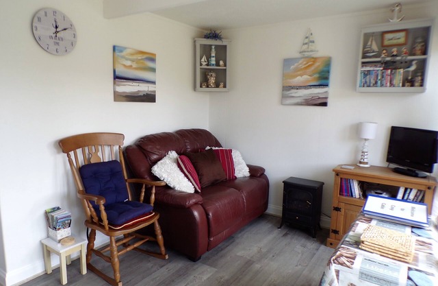 Cosy Cabin, 5 Minute Walk to Beach, Coastal Chalet, Free Parking