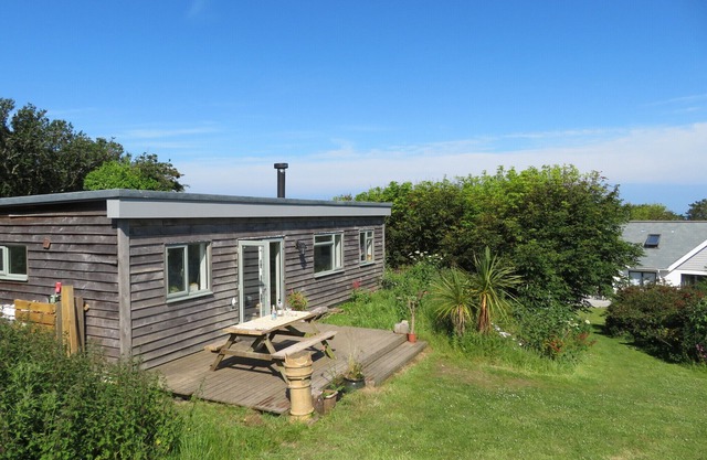 cosy cabin, sleeps 6 close to coast path, pubs and beaches