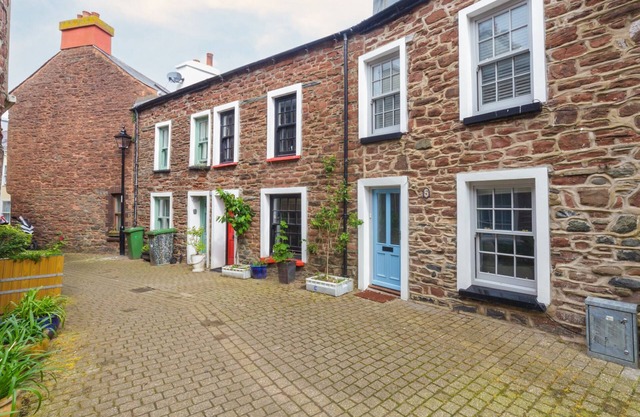 Cosy cottage tucked away close to Peel beach, sleeping 4 people