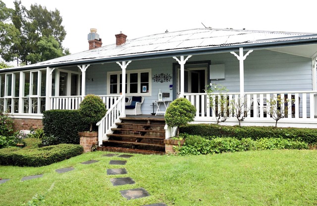 Cosy, elegant 5 bedroom home in beautiful Bundanoon