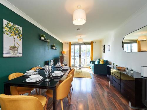 Cosy Emerald Suite - Two Story Duplex Apartment - Balcony - Contractors - Family - City Centre - Broadway Plaza - Five Ways - Sleeps 6