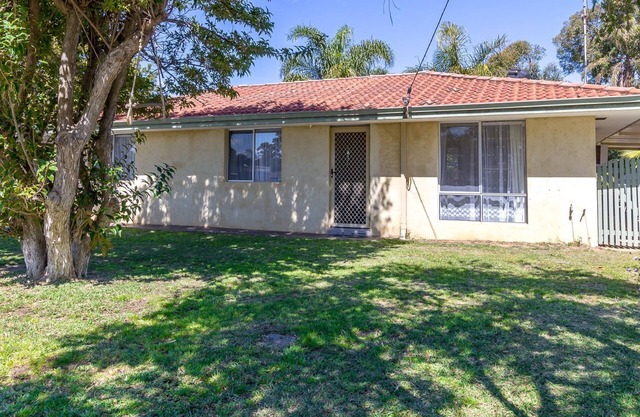 Cosy homely family retreat. Walk to beach/cafes/shops. Pet friendly.