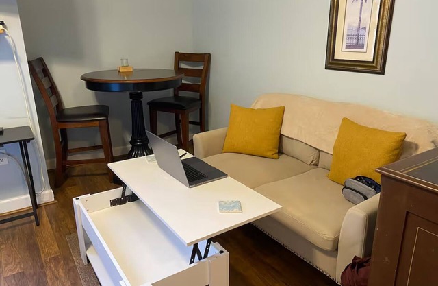 Cosy Lakefront Condo - 1-bedroom w/WiFi & fitness room in wonderful Huddleston