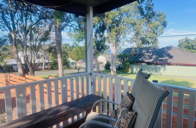 Cosy little cottage in Brightwaters NSW close to the shores of Lake Macquarie.