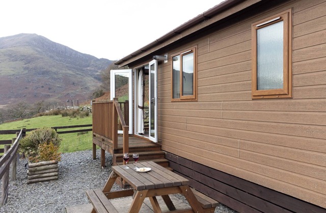 Cosy Lodge with Panoramic Windows and Stunning Mountain Views