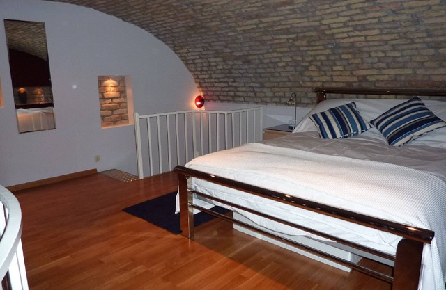 Cosy, quiet, sleeps 2 apartment very close to the Chain Bridge and the Basilica