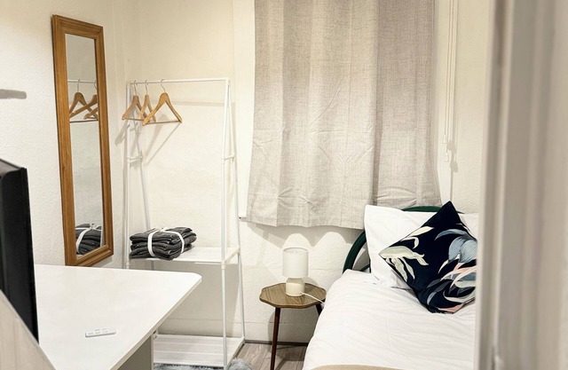 Cosy single room near station