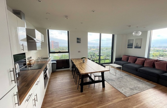 Cosy spacious apartment near Old Trafford stadium
