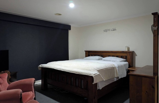 Cosy spacious hill holiday home