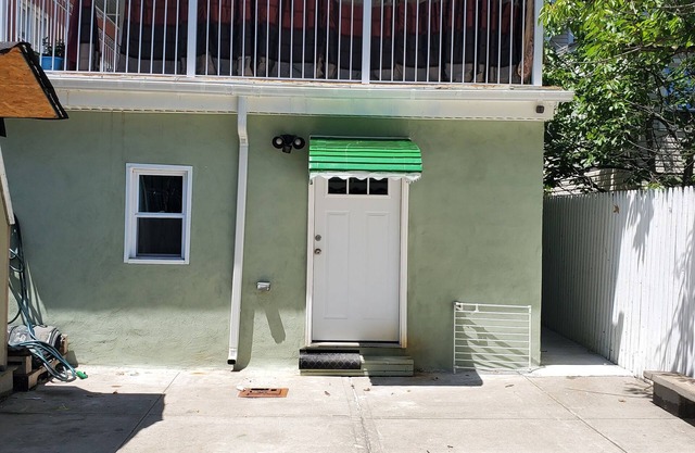 Cosy Studio in a Private home with private entrance and door