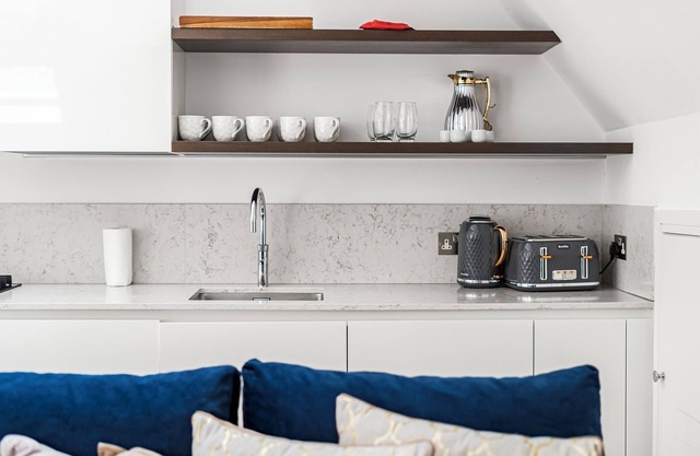 COSY STUNNING PENTHOUSE APARTMENT IN WEST LONDON, 5 MINUTES TO EALING BROADWAY