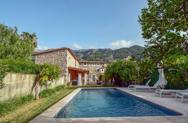 Cosy, Sunny House with Garden and Pool, WIFI, Smart TV near the center of Sóller