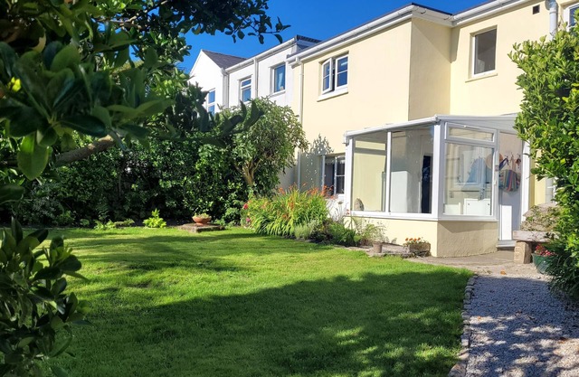 Cosy three bedroomed Cornish cottage close to the sea🏵Walk swim fish surf.