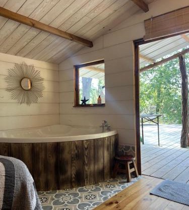 Cosy tinny house avec beignoire in the forest et toilette seche