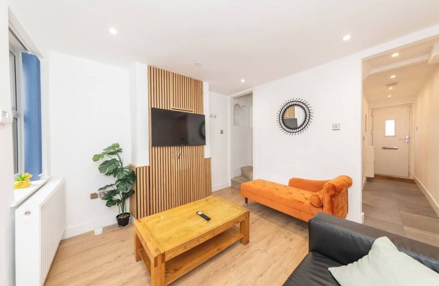 Cosy Victorian Cottage Close to Town Center | Pass The Keys