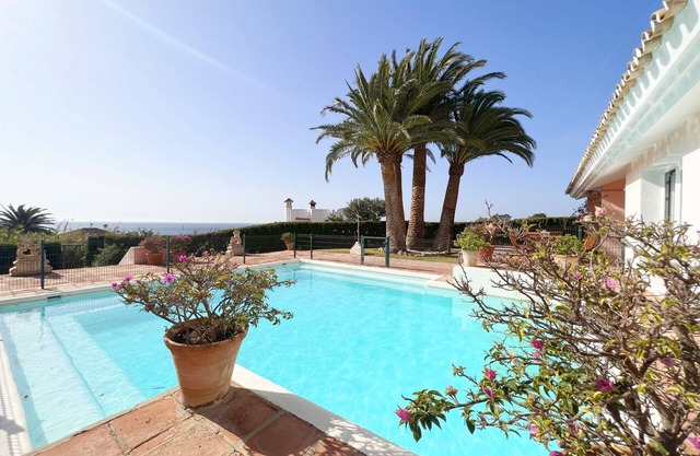 Cosy villa located a few metres from the beach, perfect for a family holiday. Capacity max. 13 pax.