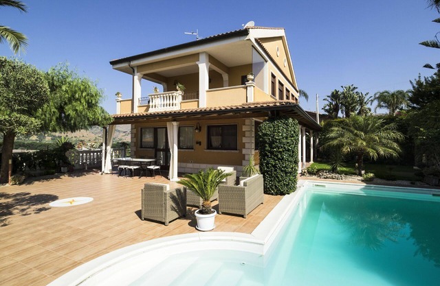 Cosy villa with private pool and superb view