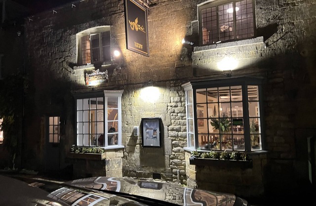Cotswold High Street Entire 3/4 bedroom apartment & Siam Cottage Thai Restaurant