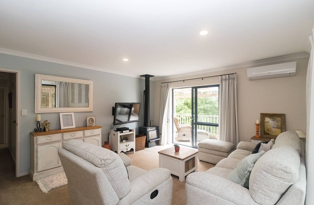 Cottage - 2 minute drive to Orewa Beach with it's 3km of golden sands