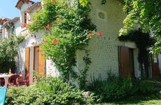 Cottage 3 bdr. with garden, fireplace, pets allowed, WIFI, parking, near activities & castles