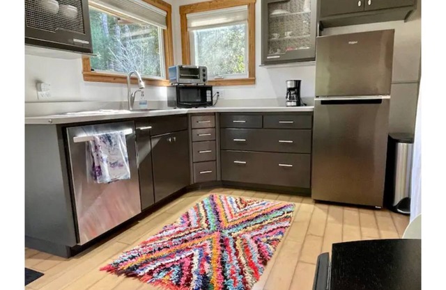 Cottage Above Fern Creek - Private Cottage with Forest View, Kitchenette