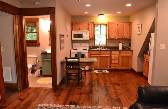 Cottage at DuPont State Forest - Across from REEB Ranch - Mountain Biking Mecca