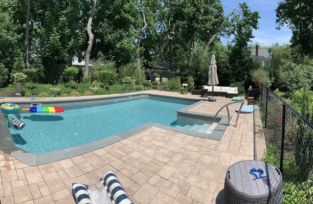 Cottage Getaway, Family Friendly W/ Saltwater Heated Pool - Close To Everything