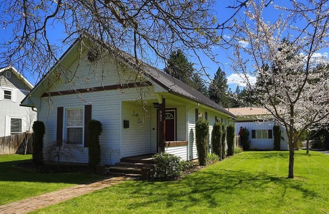 COTTAGE IN DOWNTOWN COEUR d'ALENE