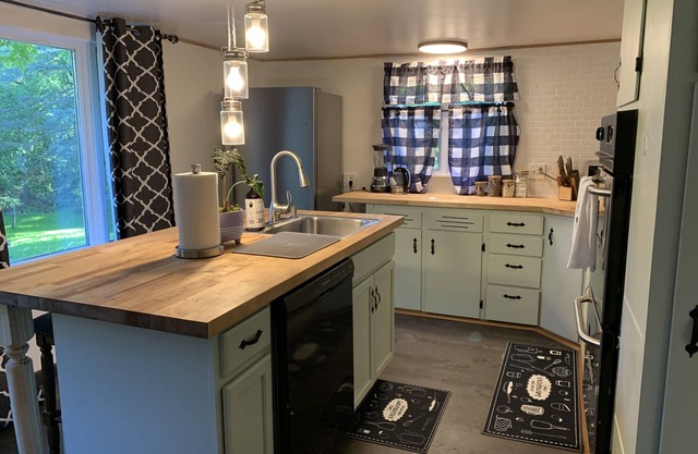 Cottage, large private backyard, 4 cars, sleeps 8