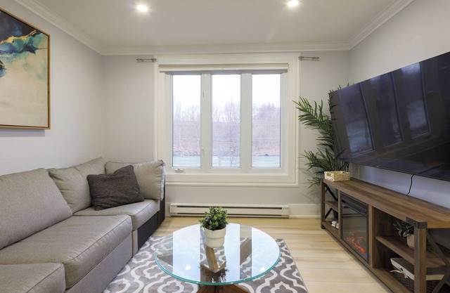 Cottage on the Water | Hot Tub | 15 min to Beach, Wineries, Niagara Falls |