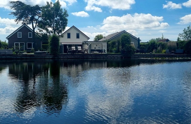 Cottage on the water in Holland with private dock - fishing vacation & more