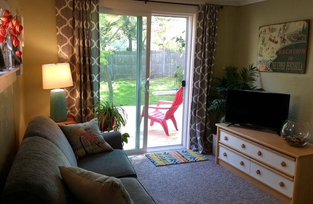 Cottage retreat 1/2 block to beach & bike path! Includes 2 bikes. Bring the dog!
