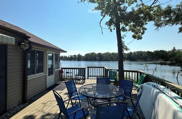 Cottage Retreat on Beautiful Lake
