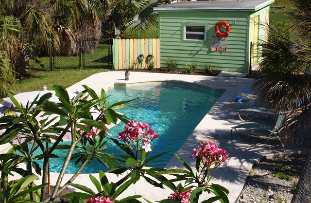 Cottage with Pool and Boat Dockage just minutes to Key West!