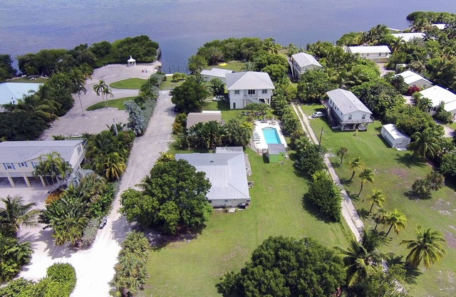 Cottage with Pool and Dockage, just minutes to Key West