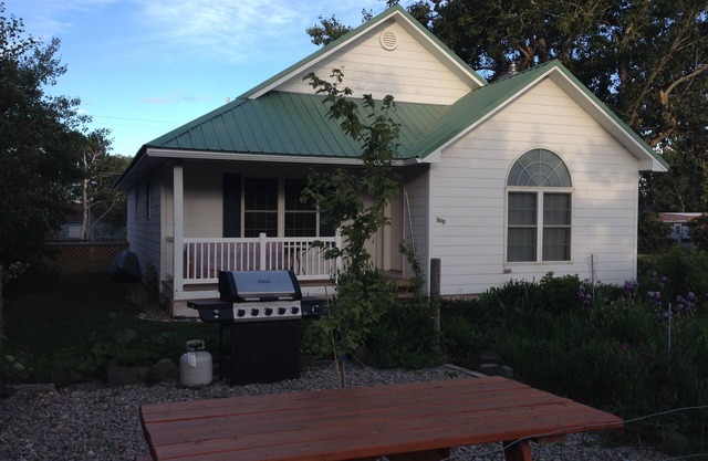 CottonwoodCottage- Upgraded, spacious house and yard with Mountain View