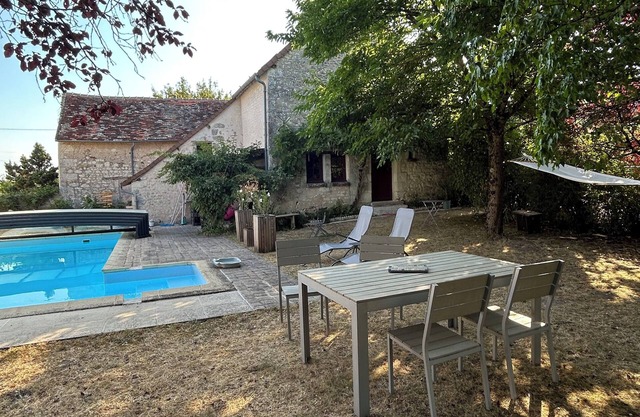 Country cottage with swimming pool, many visits and activities nearby