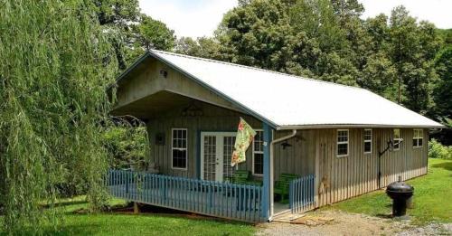 Country Cottage - 2 Bedrooms, 1 Baths, Sleeps 6 cabin