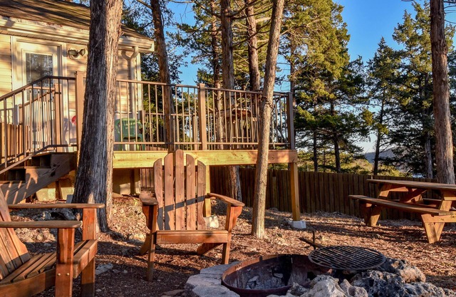 Country Cottage, near HaHa Tonka Park, Free Kayaks & Outdoor Pavilion Game room
