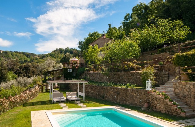 Country Home immersed in the woodland. Beautiful View, Pool and Jacuzzi
