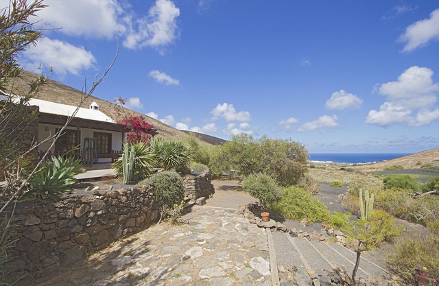 Country house, large garden, heated pool. Close to beach. Sea/mountain views