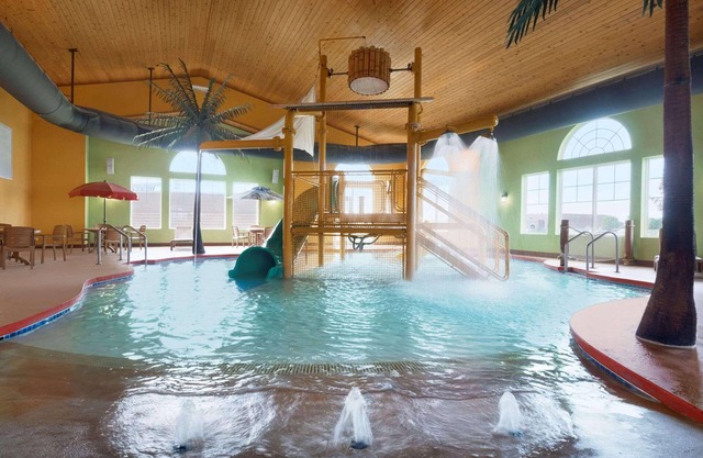 Country Inn & Suites by Radisson, Appleton North, WI