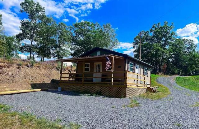 Country Living Cabin is located outside city limits in Petersburg, West Virginia