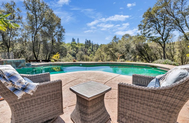 Country Living in Cozy Luxury.Welcome long term renters and furry friends