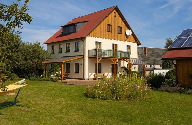 Country-style vacation apartment | quiet location | in the blooming rose garden