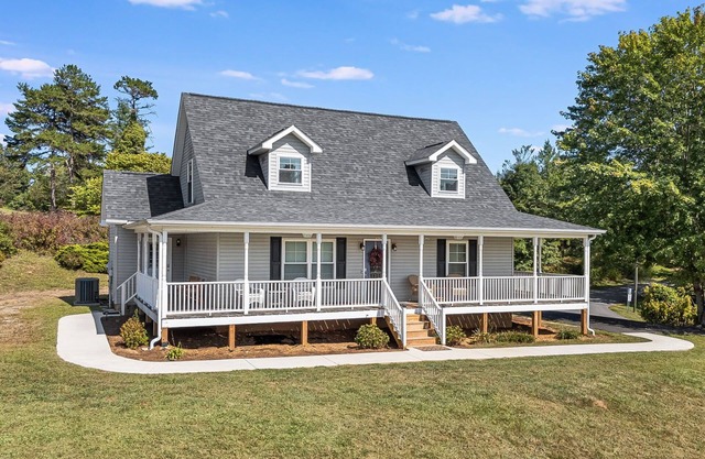 Countryside Escape 15 Mins to Downtown Asheville w/Covered Wrap Around Porch!