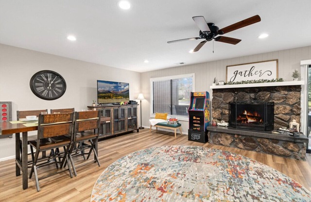 County Club Townhome *Packman Game, Xbox, Golf course Views, Near Forest Edge