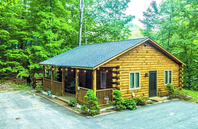 Couples Adventure Getaway Log Cabin in the White Mountain